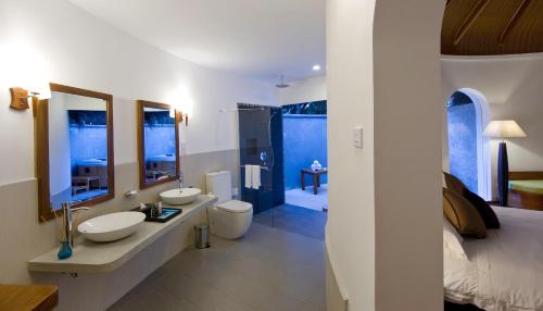 Villa Superior en la playa del hotel Niva Kuramathi Maldives. Foto 10