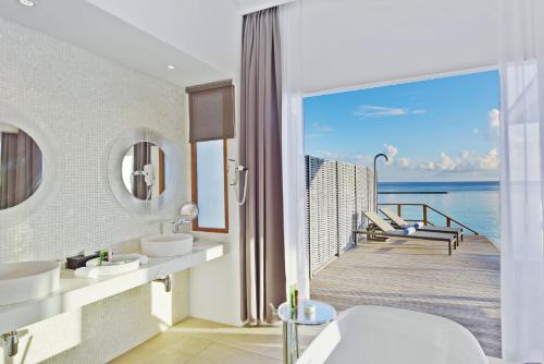 Villa de lujo sobre el agua del hotel Niva Kuramathi Maldives. Foto 2