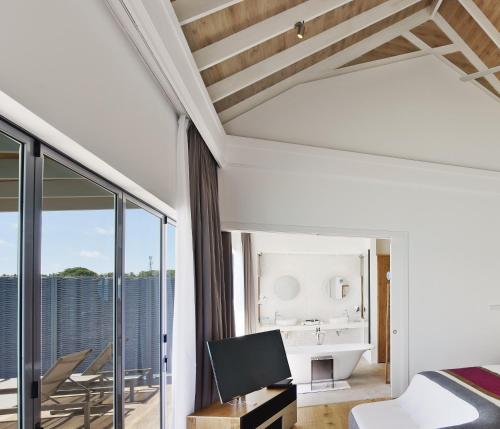 Villa de lujo sobre el agua del hotel Niva Kuramathi Maldives. Foto 3