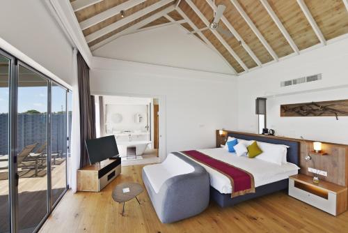 Villa de lujo sobre el agua del hotel Niva Kuramathi Maldives. Foto 5