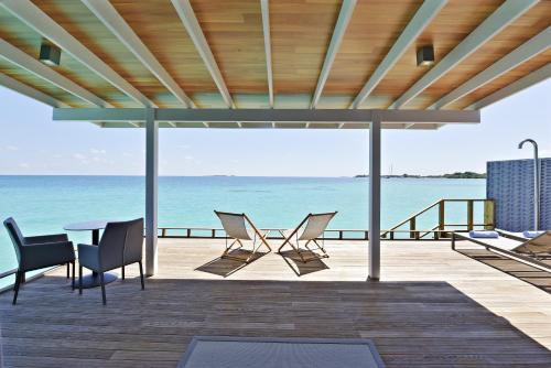 Villa de lujo sobre el agua del hotel Niva Kuramathi Maldives. Foto 6