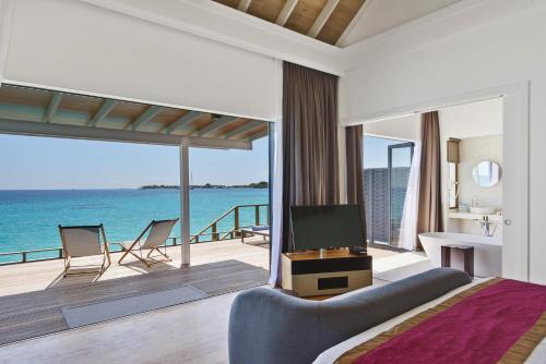 Villa de lujo sobre el agua del hotel Niva Kuramathi Maldives. Foto 7