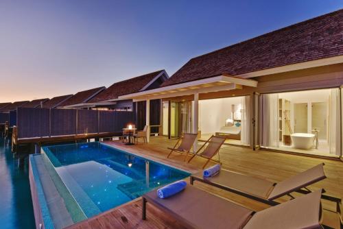 Villa Thundi Water con piscina del hotel Niva Kuramathi Maldives. Foto 6