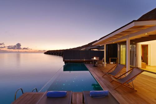 Villa Thundi Water con piscina del hotel Niva Kuramathi Maldives. Foto 8