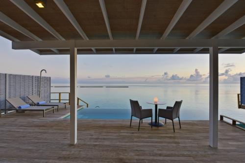 Villa Thundi Water con piscina del hotel Niva Kuramathi Maldives. Foto 10