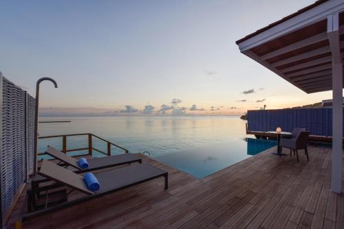Villa Thundi Water con piscina del hotel Niva Kuramathi Maldives. Foto 11