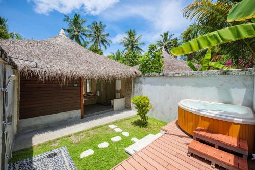 Bungalow en la playa del hotel Niva Kuramathi Maldives. Foto 4