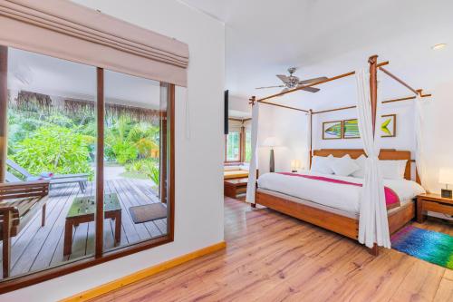 Bungalow en la playa del hotel Niva Kuramathi Maldives. Foto 6