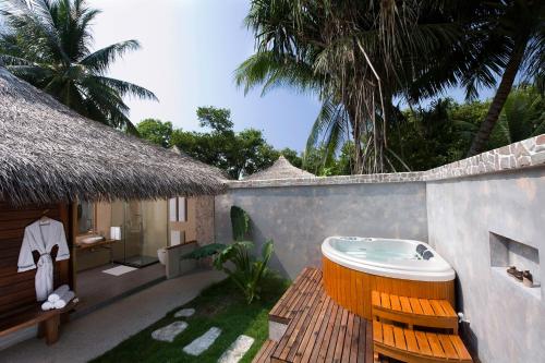 Bungalow en la playa del hotel Niva Kuramathi Maldives. Foto 7
