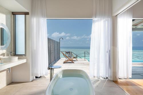 Villa Thundi Water con piscina del hotel Niva Kuramathi Maldives. Foto 10