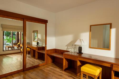 Bungalow en la playa del hotel Niva Kuramathi Maldives. Foto 2