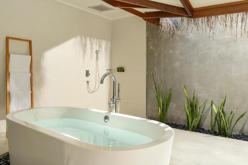 Villa Luna de Miel con piscina del hotel Niva Kuramathi Maldives. Foto 2