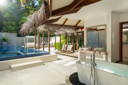 Villa Luna de Miel con piscina del hotel Niva Kuramathi Maldives. Foto 7