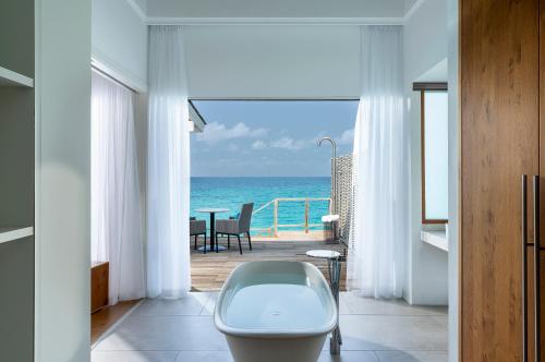 Villa de lujo sobre el agua del hotel Niva Kuramathi Maldives. Foto 3