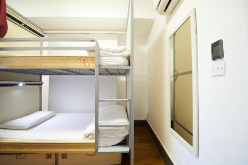 Habitación privada con baño compartido externo - 4 camas del hotel St Christopher's Inn Village - London Bridge