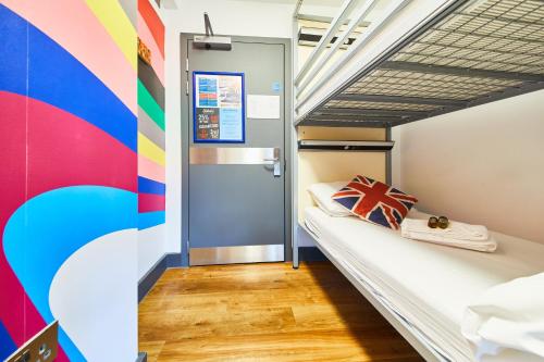 Habitación privada con 2 literas y baño compartido externo del hotel St Christopher's Inn Village - London Bridge. Foto 3