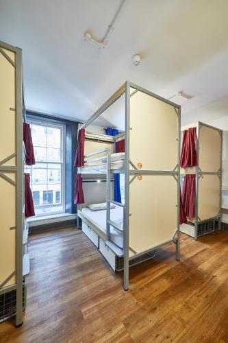 Habitación privada con baño compartido externo - 8 camas del hotel St Christopher's Inn Village - London Bridge. Foto 1