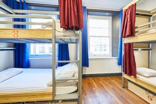 Cama en habitación compartida para mujeres equipada con 14 camas y baño compartido externo del hotel St Christopher's Inn Village - London Bridge. Foto 1