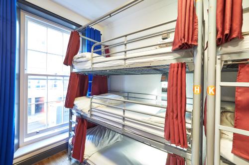 Bed in 15 - Bed Mixed Dorm with Triple Bunks and External Shared Bathroom del hotel St Christopher's Inn Village - London Bridge