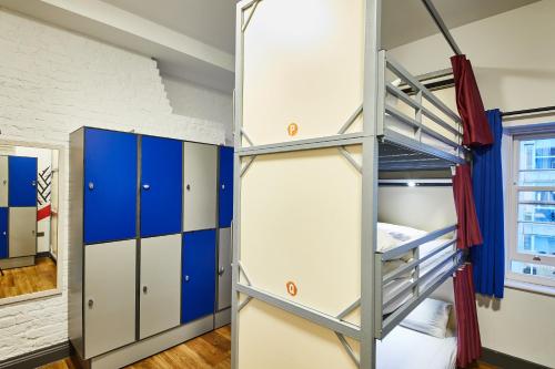 Cama en habitación compartida mixta con literas triples y baño compartido externo - 21 camas del hotel St Christopher's Inn Village - London Bridge. Foto 4