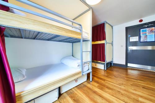 Cama en Habitación Compartida Mixta de 10 camas con baño compartido externo del hotel St Christopher's Inn Village - London Bridge