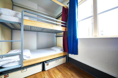 Cama en habitación compartida femenina de 4 camas con baño compartido exterior del hotel St Christopher's Inn Village - London Bridge