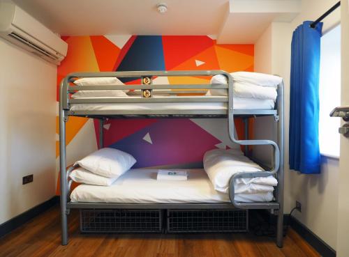 Habitación femenina privada de 2 camas con baño compartido externo del hotel St Christopher's Inn Village - London Bridge