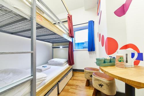 Habitación femenina privada de 2 camas con baño compartido externo del hotel St Christopher's Inn Village - London Bridge. Foto 2