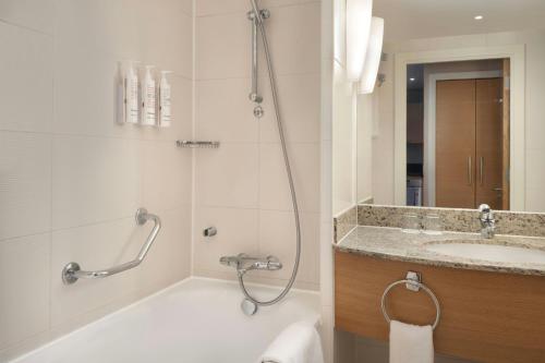 Estudio con cama extragrande del hotel Marriott Executive Apartments London Canary Wharf. Foto 3