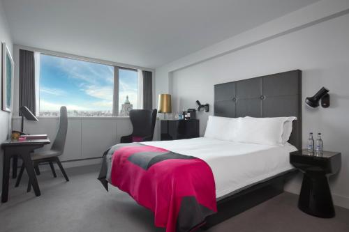 Habitación Deluxe con vistas al río del hotel Sea Containers London. Foto 4