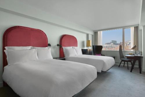 Habitación Deluxe con 2 camas grandes del hotel Sea Containers London. Foto 1