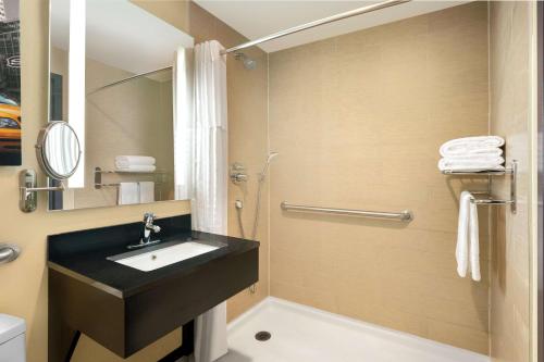 Habitación con ducha accesible en silla de ruedas - Cama grande - Adaptada para personas con movilidad reducida - No fumadores del hotel BEST WESTERN PREMIER HERALD SQUARE. Foto 2