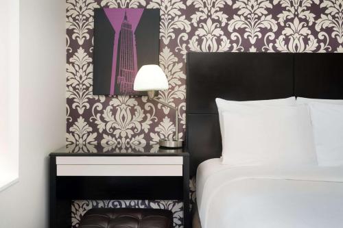 Habitación con ducha accesible en silla de ruedas - Cama grande - Adaptada para personas con movilidad reducida - No fumadores del hotel BEST WESTERN PREMIER HERALD SQUARE