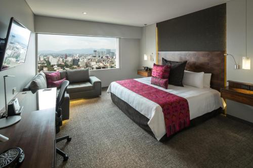 Habitación con cama extragrande y vistas a la ciudad del hotel Intercontinental Presidente Mexico City, An Ihg