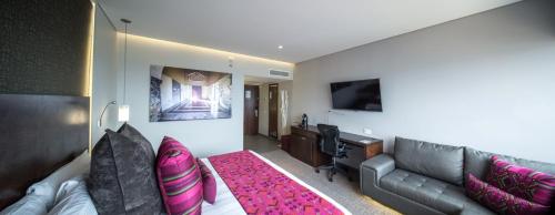 Habitación con cama extragrande y vistas a la ciudad del hotel Intercontinental Presidente Mexico City, An Ihg. Foto 2