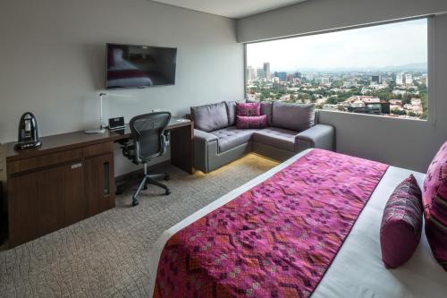 Habitación con cama extragrande y vistas a la ciudad del hotel Intercontinental Presidente Mexico City, An Ihg. Foto 3