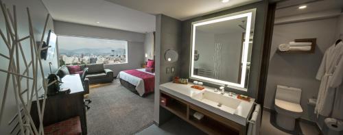 Habitación con cama extragrande y vistas a la ciudad del hotel Intercontinental Presidente Mexico City, An Ihg. Foto 4
