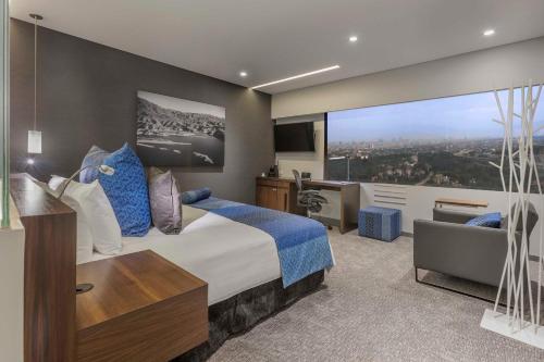 Habitación Club con cama extragrande y vistas a Chapultepec del hotel Intercontinental Presidente Mexico City, An Ihg