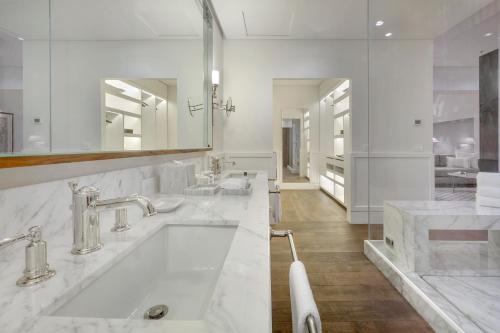 Suite con cama extragrande del hotel Intercontinental Presidente Mexico City, An Ihg
