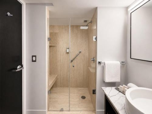 Habitación Superior con cama extragrande del hotel Laila Mexico City Reforma. Foto 4