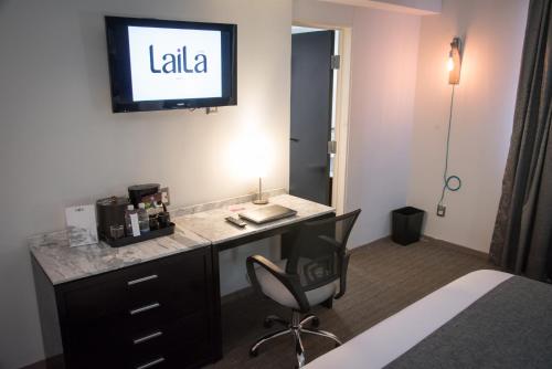 Habitación con cama grande del hotel Laila Cdmx