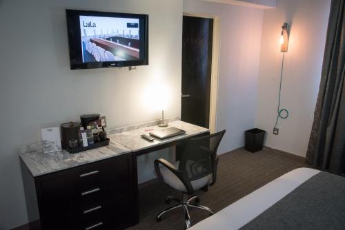 Habitación con cama grande del hotel Laila Cdmx. Foto 8