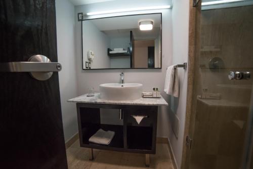 Habitación con cama grande del hotel Laila Cdmx. Foto 9