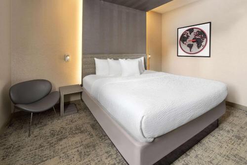 Habitación - 1 cama extragrande - No fumadores del hotel RAMADA BRONX. Foto 2