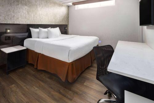 Habitación Doble Business con cama extragrande - No fumadores del hotel RAMADA BRONX. Foto 2