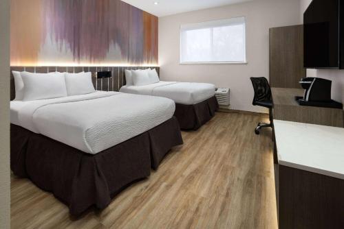 Habitación Doble con 2 camas dobles - No fumadores del hotel RAMADA BRONX. Foto 4