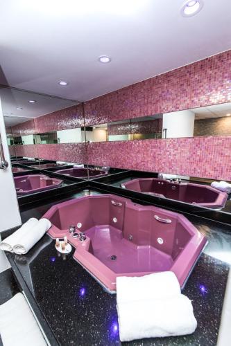 Suite con bañera de hidromasaje - Cama extragrande del hotel RAMADA BRONX. Foto 7