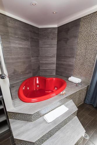 Suite con bañera de hidromasaje - Cama extragrande del hotel RAMADA BRONX. Foto 9