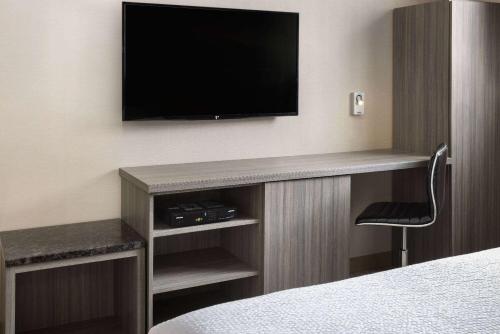 Habitación Executive con cama extragrande - No fumadores del hotel RAMADA BRONX. Foto 5