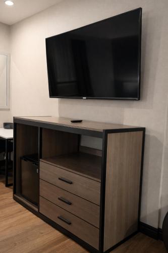 Habitación con cama extragrande. del hotel Cabana Yankee Stadium. Foto 8